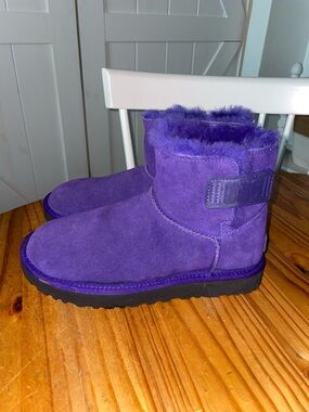 UGG VIOLET NIGHT MINI BAILEY LOGO STRAP SUEDE/ WOOL BOOTS, US 7/ EUR 38 ~NEW